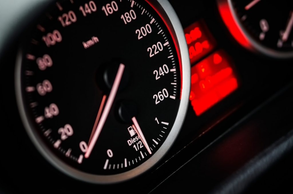 Selain terjadi gangguan pada sistem kelistrikan, rusaknya speedometer juga bisa saja dikarenakan oleh sistem speedometer itu sendiri yang eror, seperti yang Anda ketahui para produsen mobil tentunya telah memasang sensor kecepatan mobil pada bagian transmisinya.