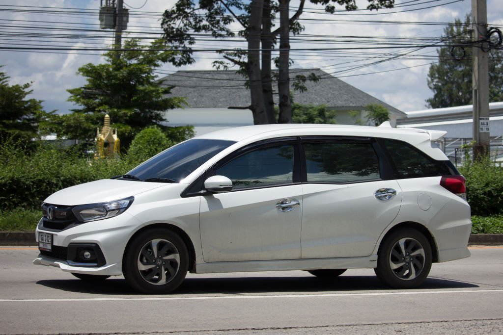 Jenis Mobil Keluarga Paling Irit Untuk Usaha Rental