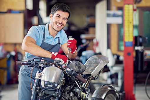 Ilustrasi gambar bengkel non resmi diambil dari unsplash