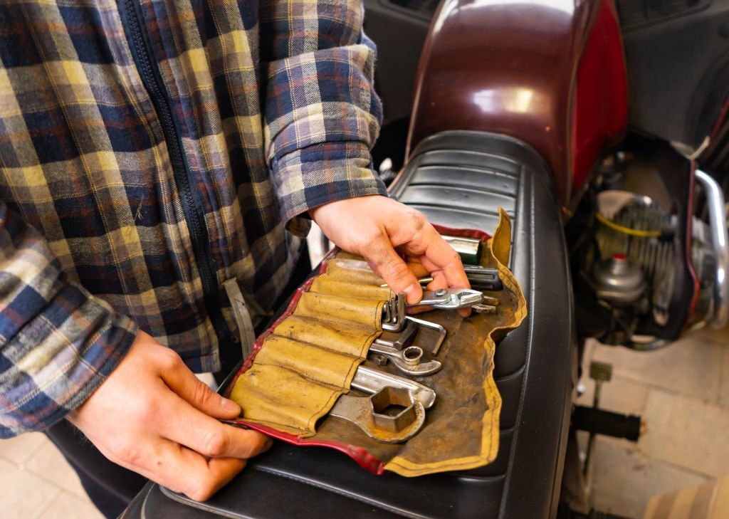 Mau Touring Pakai Motor? Ini Perlengkapan Touring Motor yang Wajib Anda Bawa!